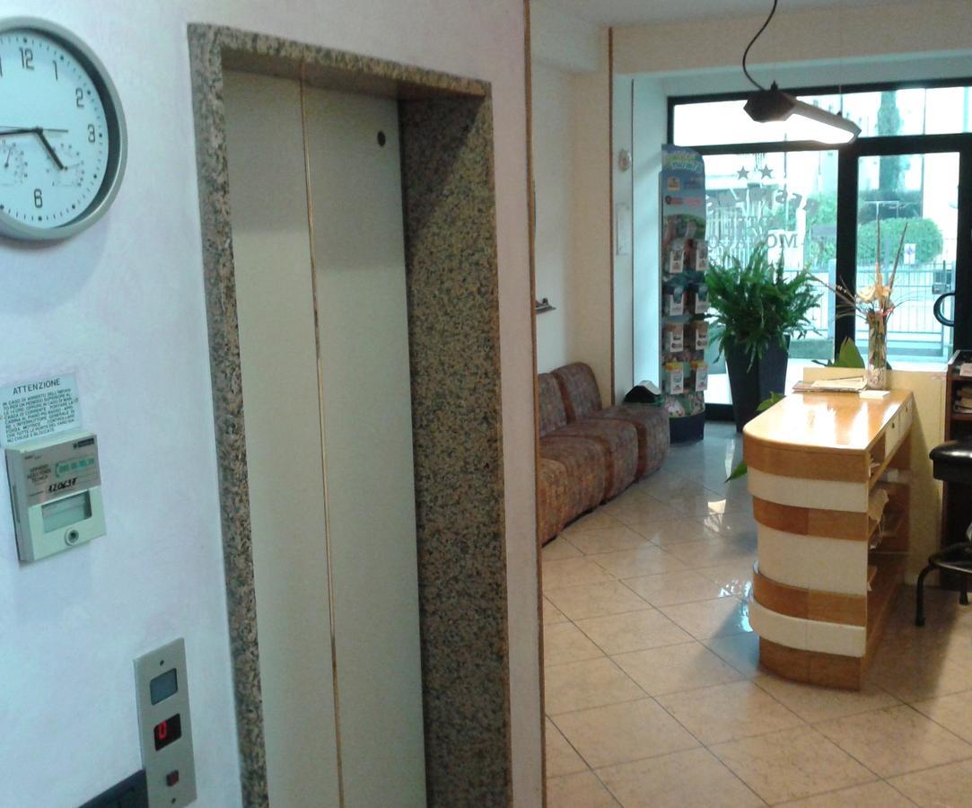 Residence Monaco Appartamenti Rimini Exteriör bild